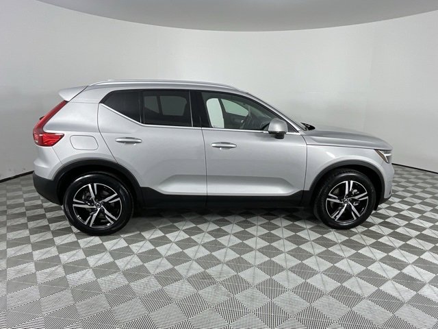 Used 2024 Volvo XC40 B5 Core image 5