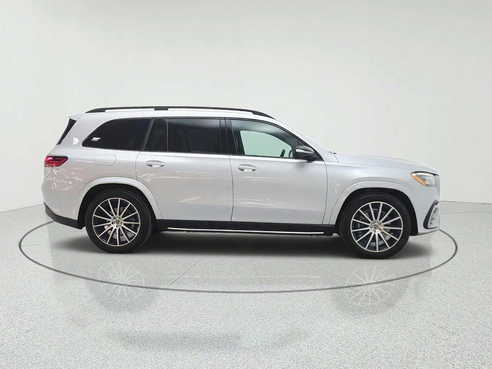 Used 2025 Mercedes-Benz GLS 450 4MATIC w/ AMG Line Exterior image 4