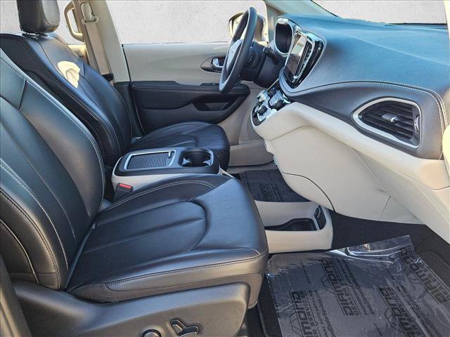 Used 2023 Chrysler Pacifica Touring-L w/ Uconnect Theater Family Group AWD/4WD image 23