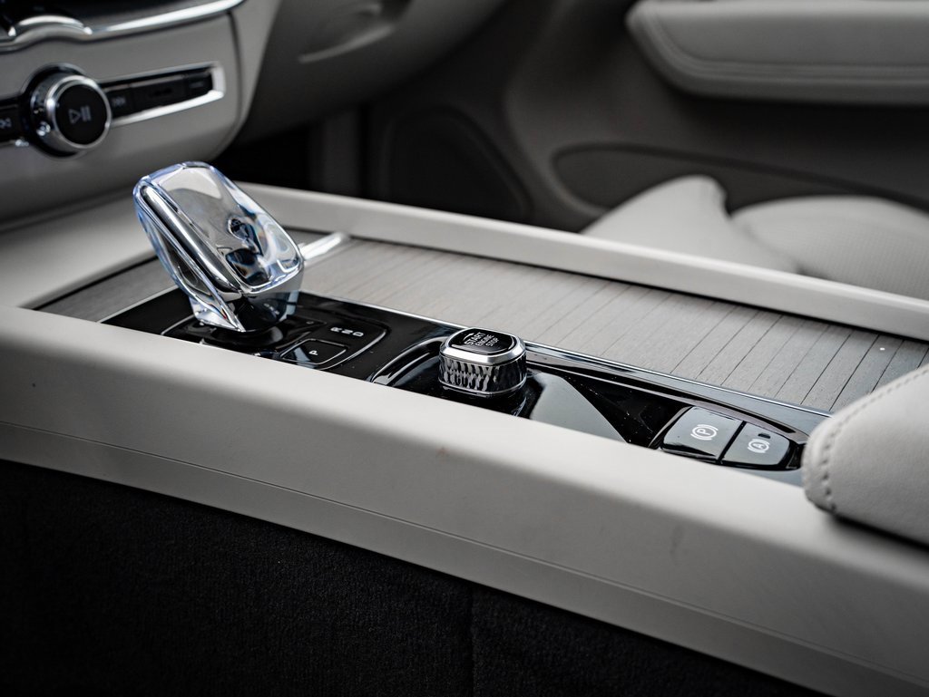 Used 2025 Volvo XC60 B5 Ultra w/ Protection Package Premier image 38