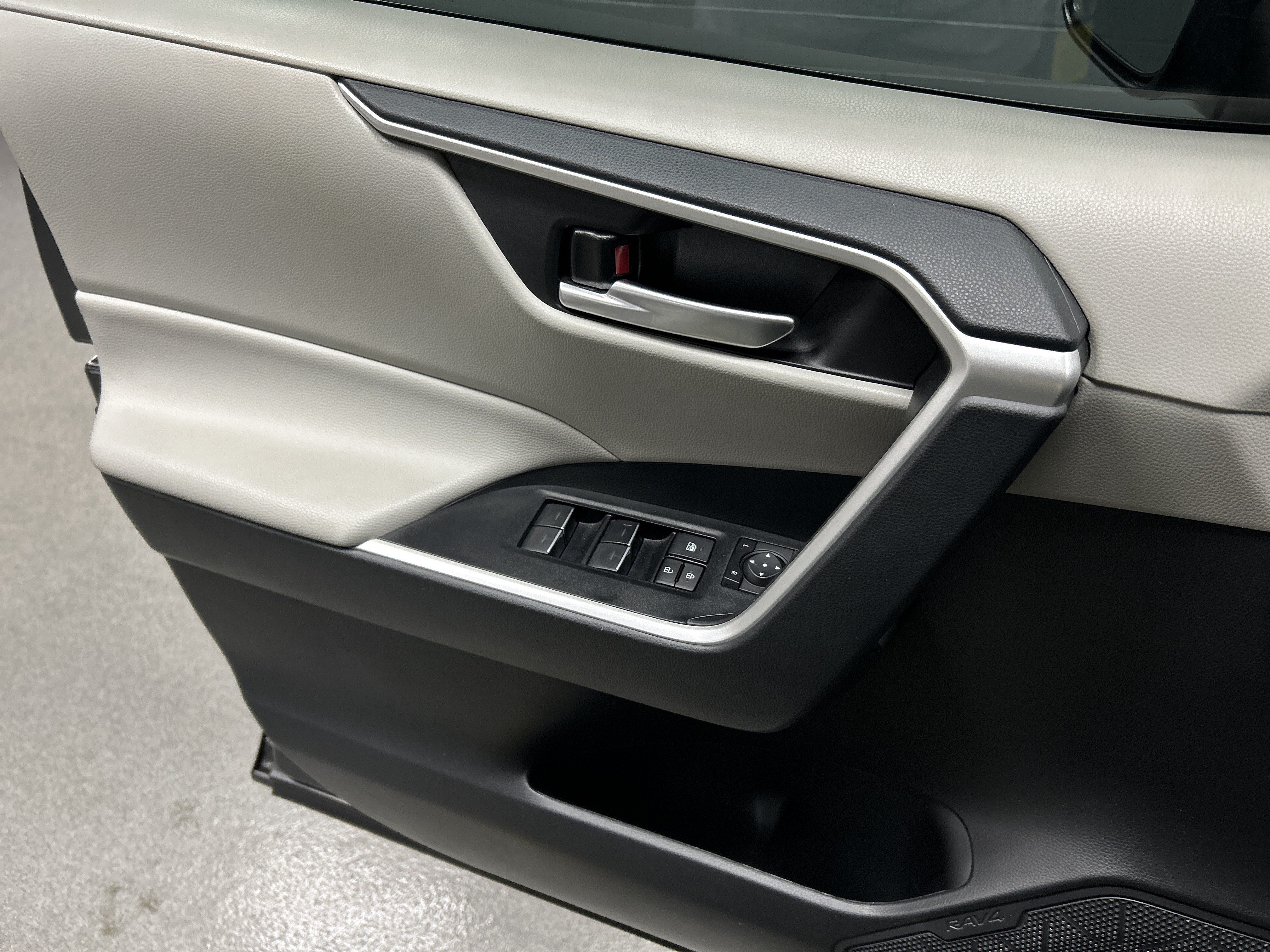 Used 2025 Toyota RAV4 XLE FWD image 14