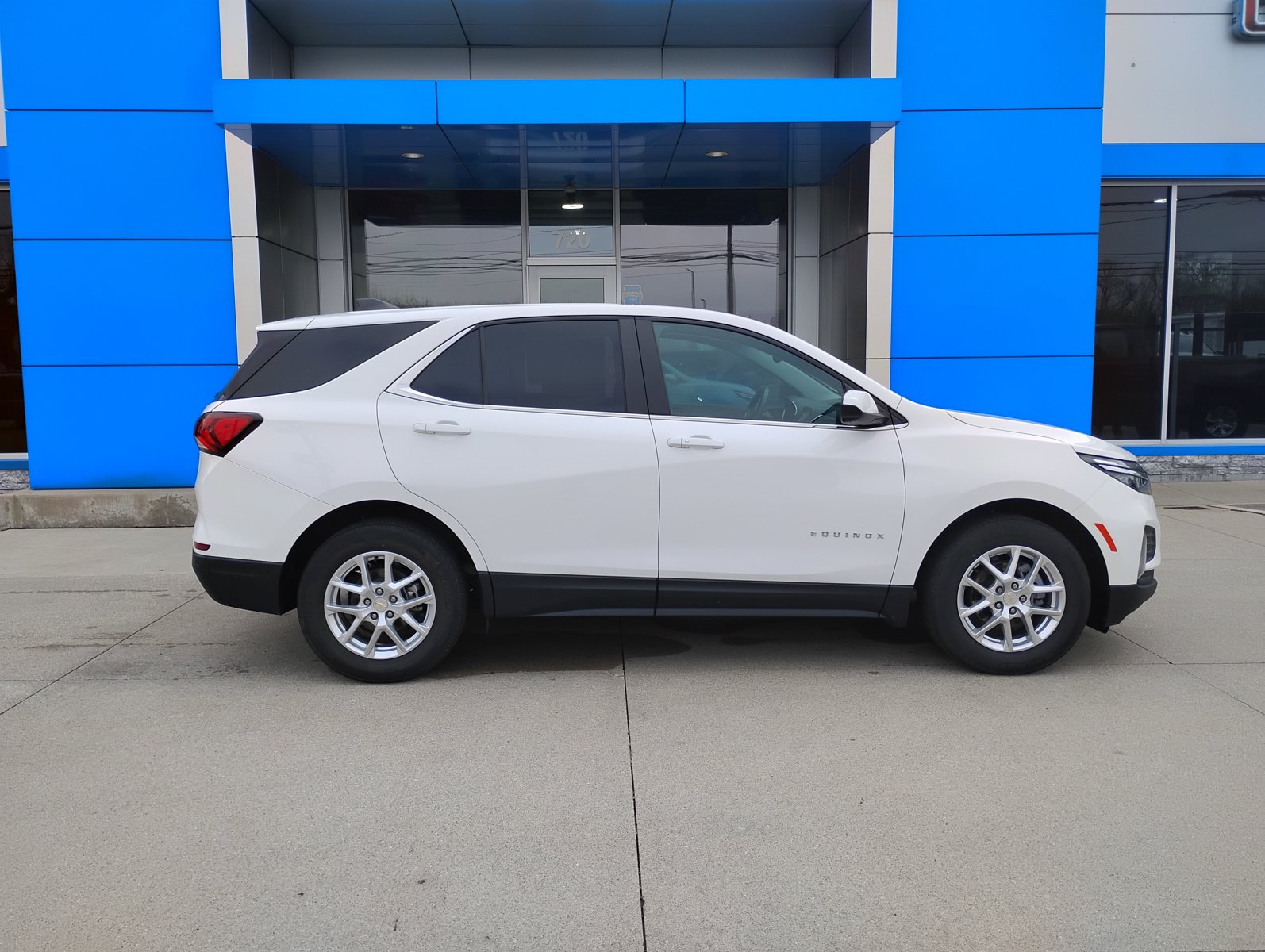 Used 2022 Chevrolet Equinox LT FWD image 2