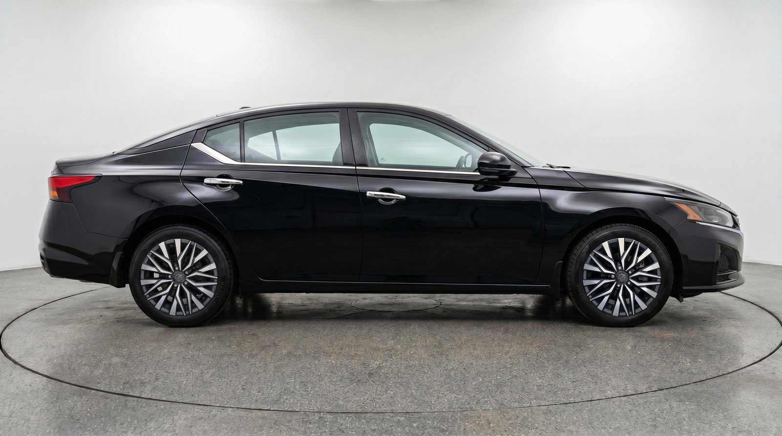Used 2025 Nissan Altima 2.5 SV FWD image 11