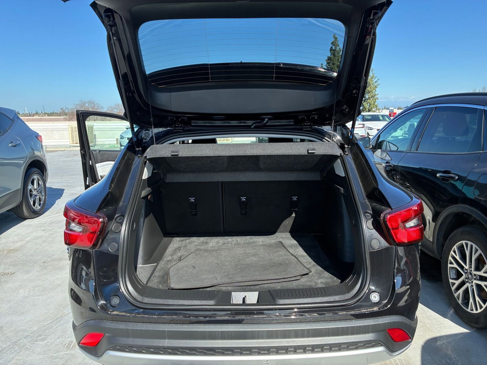 Used 2025 Chevrolet Trax LT image 30