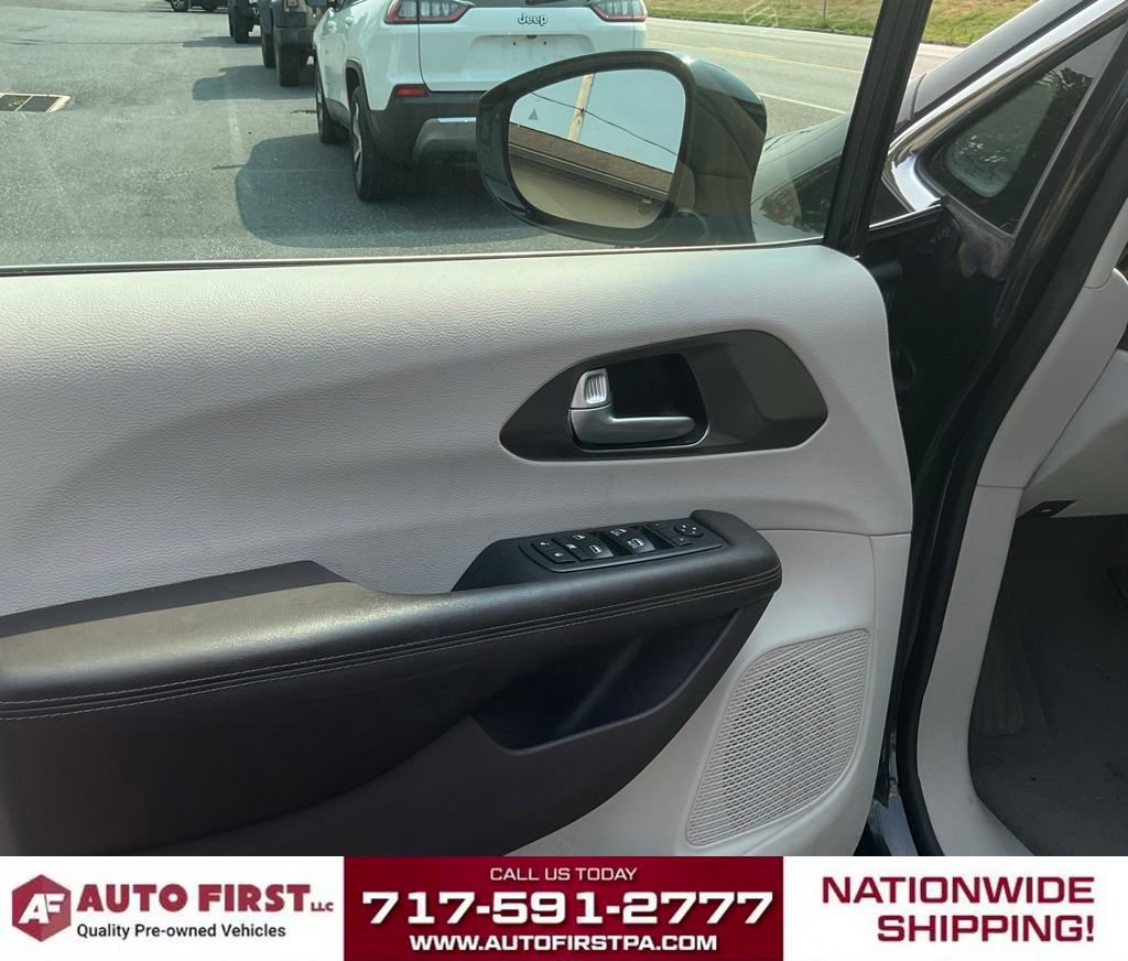 Used 2018 Chrysler Pacifica Touring-L w/ Advanced Safetytec Group FWD image 6