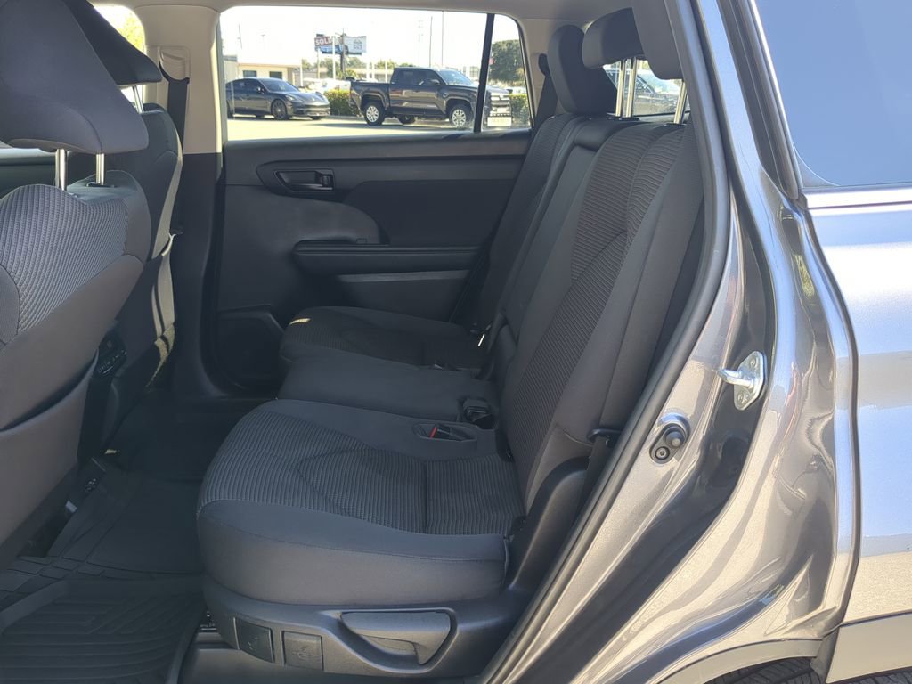 Used 2021 Toyota Highlander LE image 20