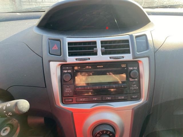 Used 2011 Toyota Yaris 4-Door Hatchback image 15