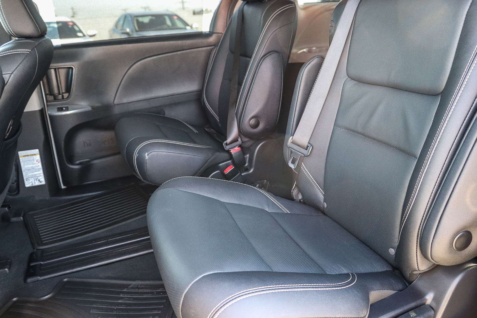 Used 2020 Toyota Sienna SE w/ Nightshade Edition FWD image 17