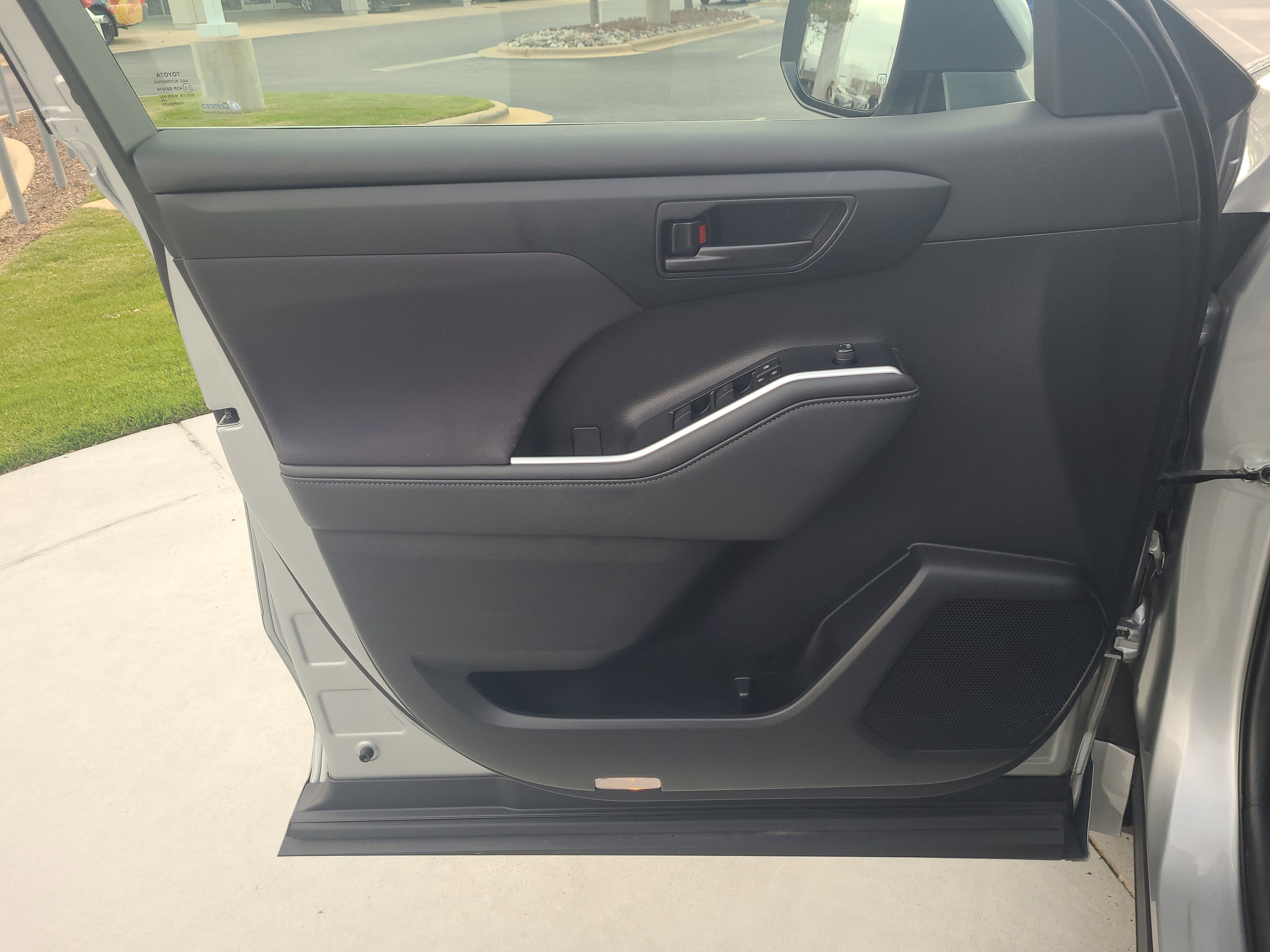 Used 2023 Toyota Highlander LE image 14