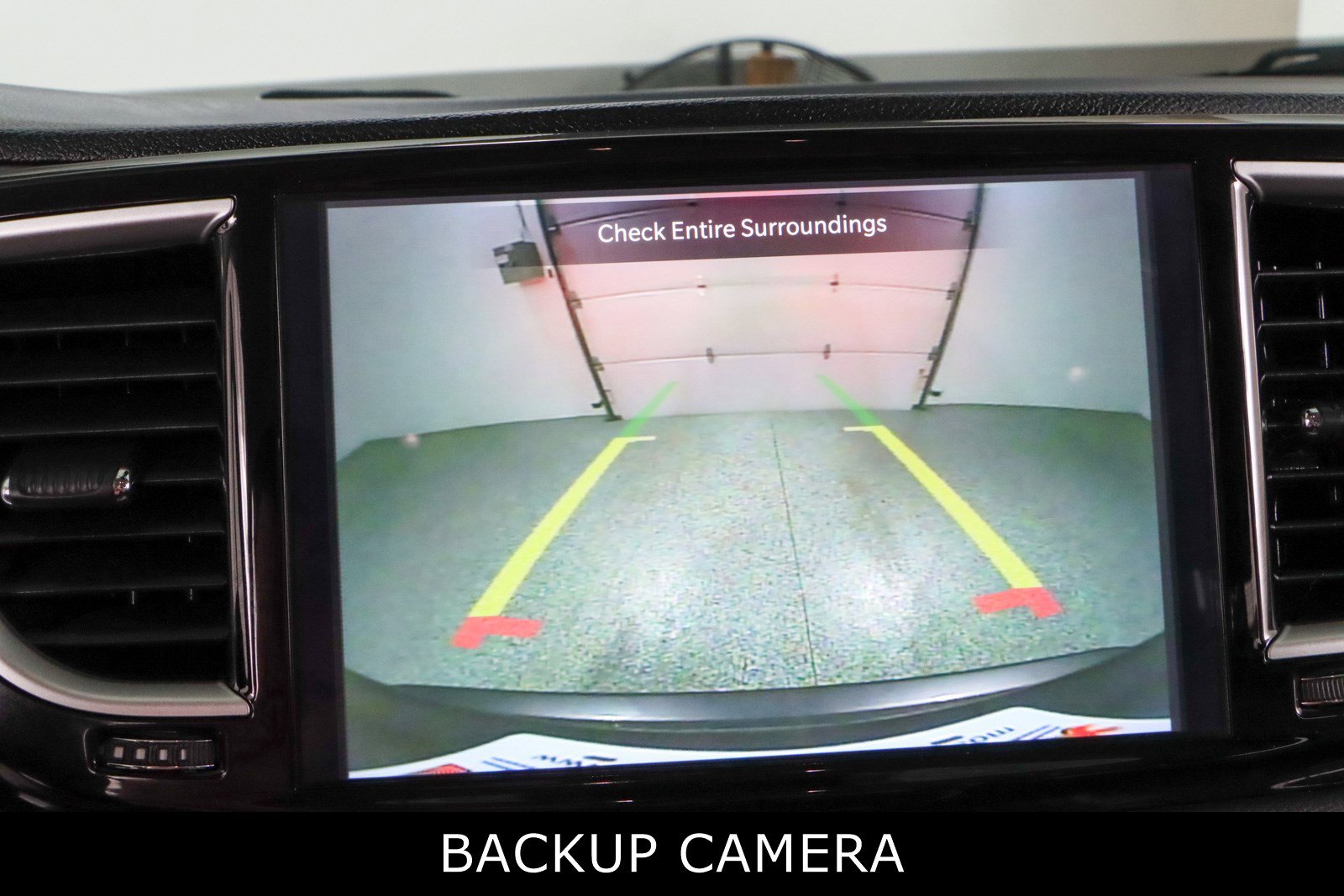 Used 2023 Chrysler Pacifica Touring-L image 18