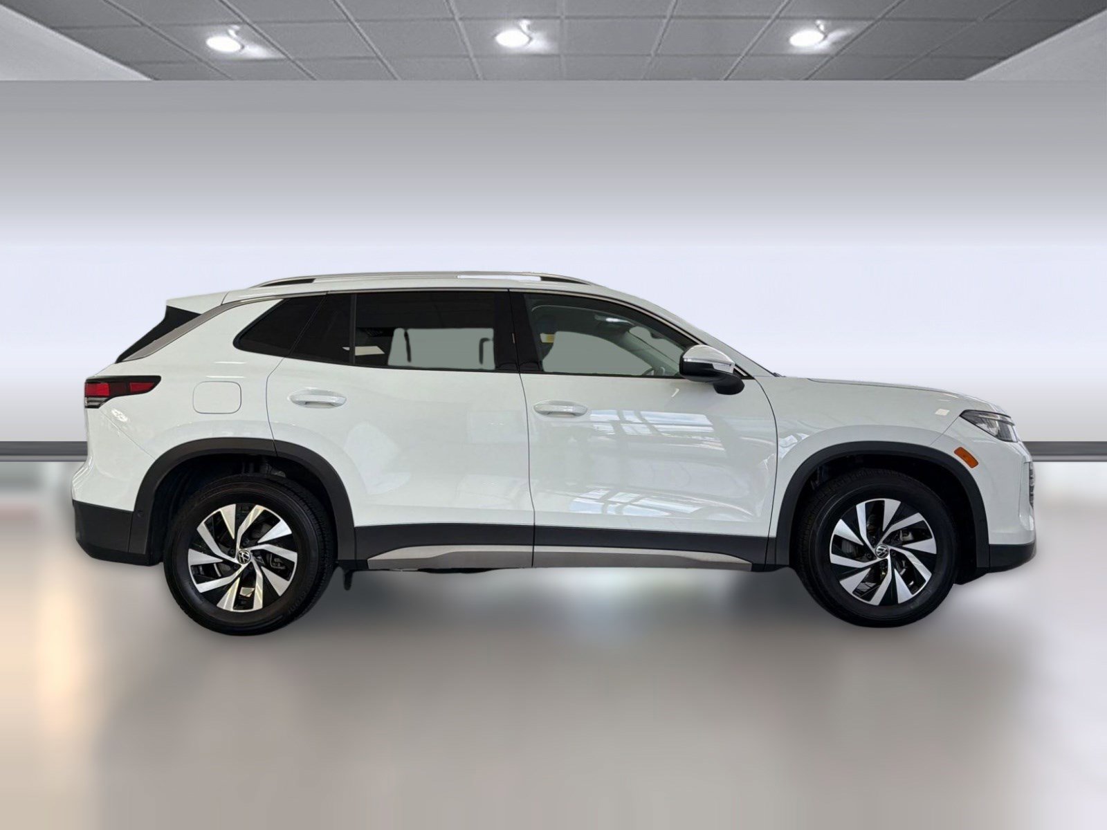 Used 2025 Volkswagen Tiguan S FWD image 8
