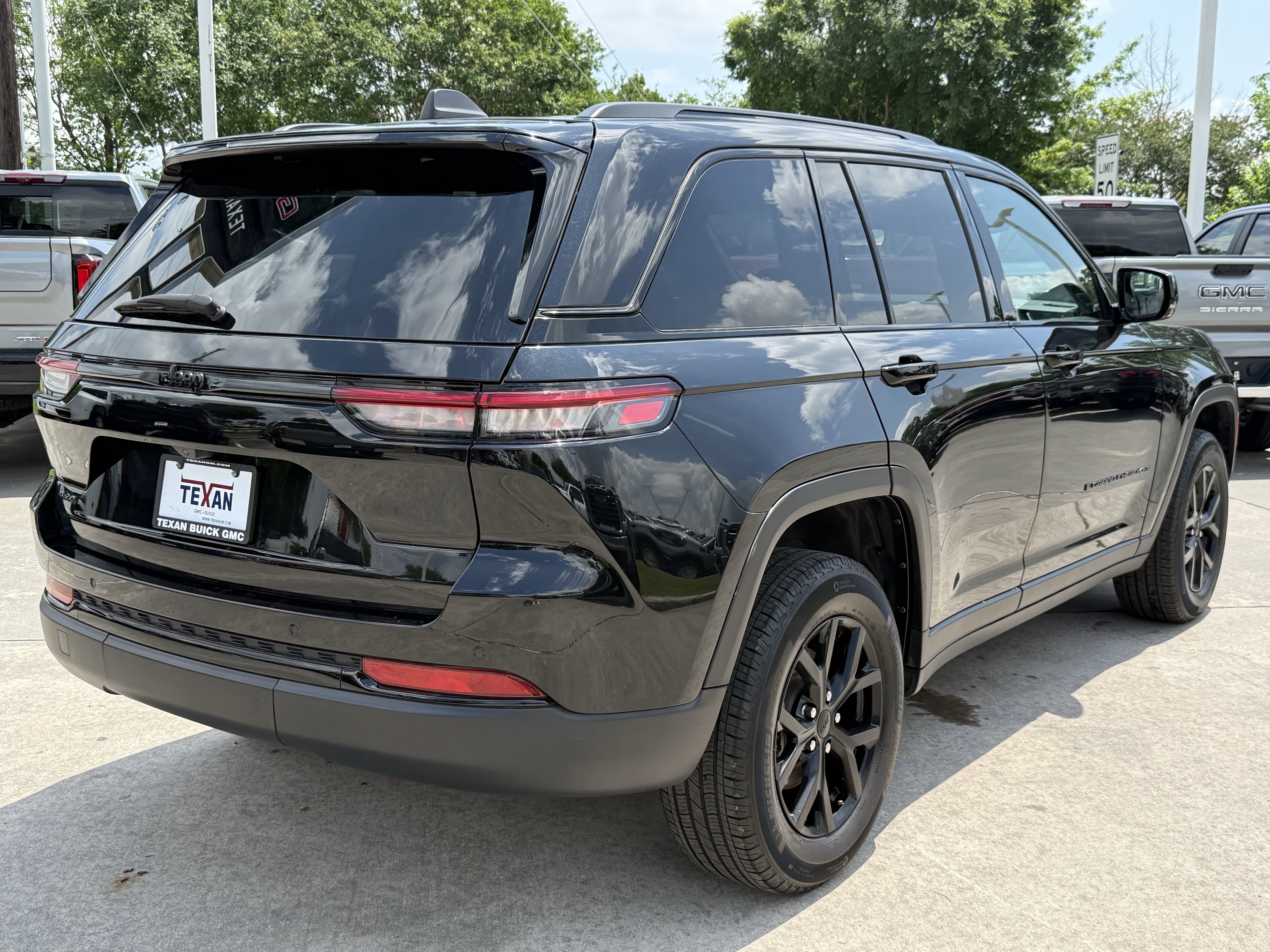 Used 2025 Jeep Grand Cherokee Altitude AWD/4WD image 5