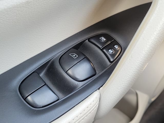 Used 2017 Nissan Rogue Sport SL w/ SL Premium Package FWD image 18