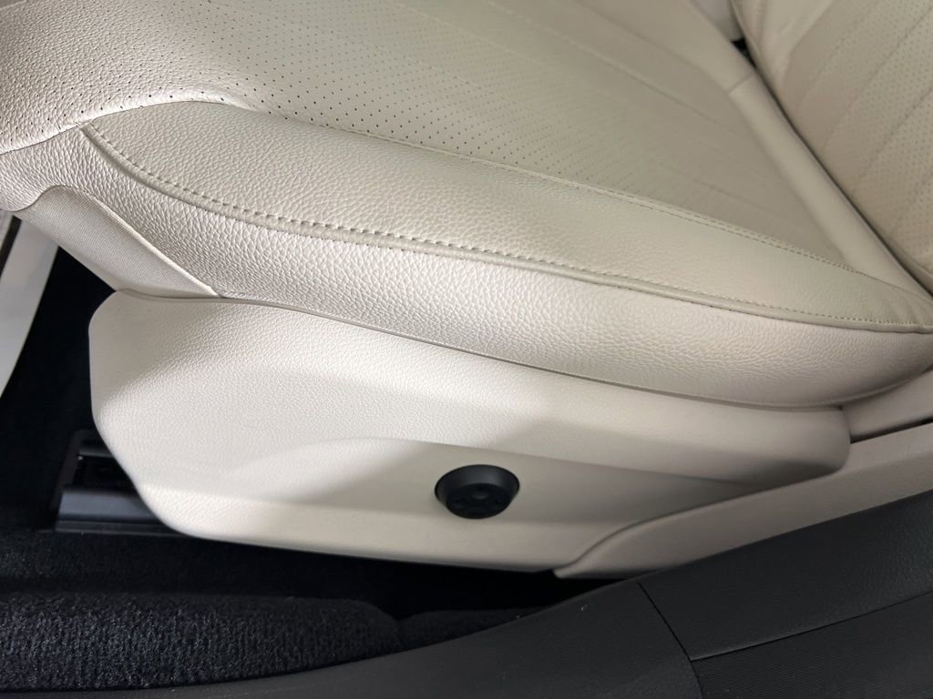 Used 2023 Mercedes-Benz E 350 4MATIC Sedan image 4