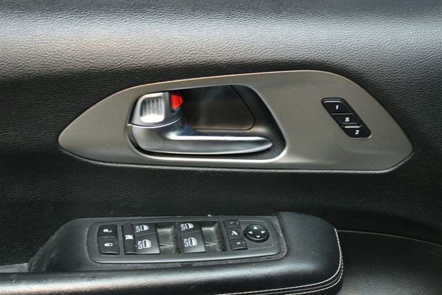 Used 2021 Chrysler Pacifica Limited w/ Uconnect Theater Family Group image 18