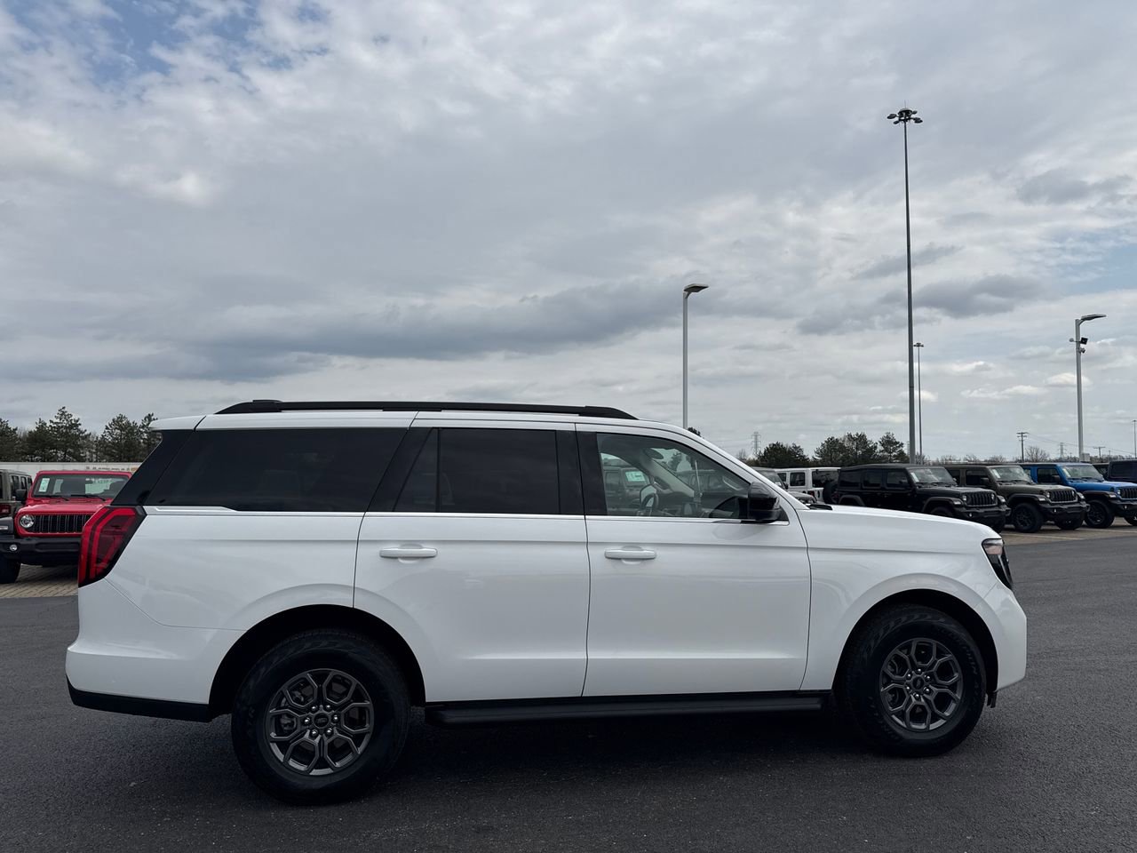 Used 2025 Ford Expedition Active image 2