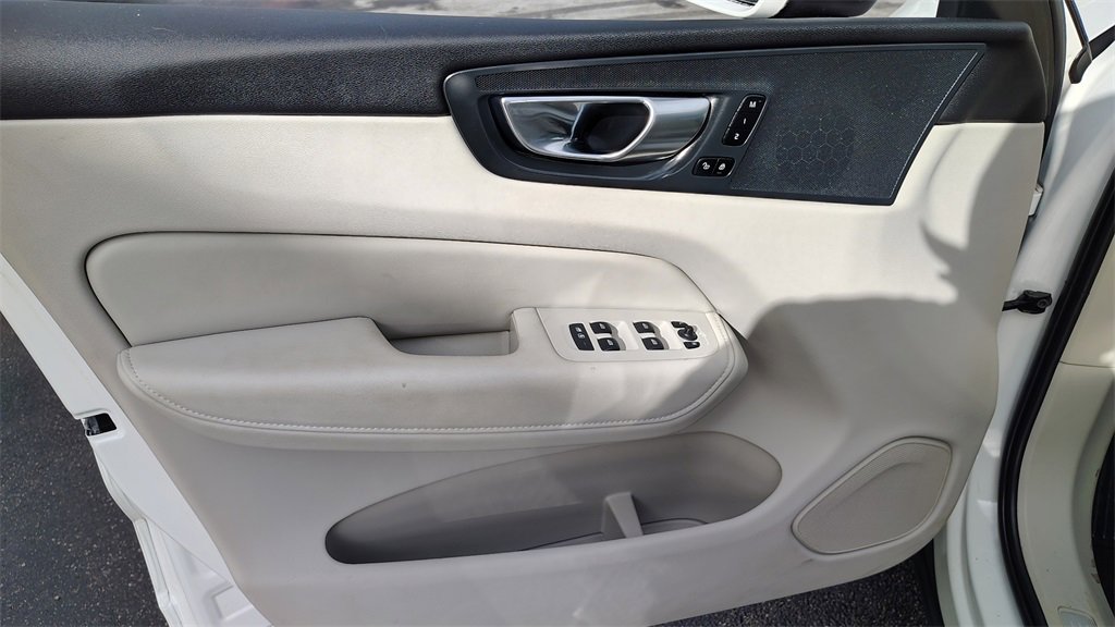 Certified 2023 Volvo XC60 B5 Plus w/ Climate Package image 8