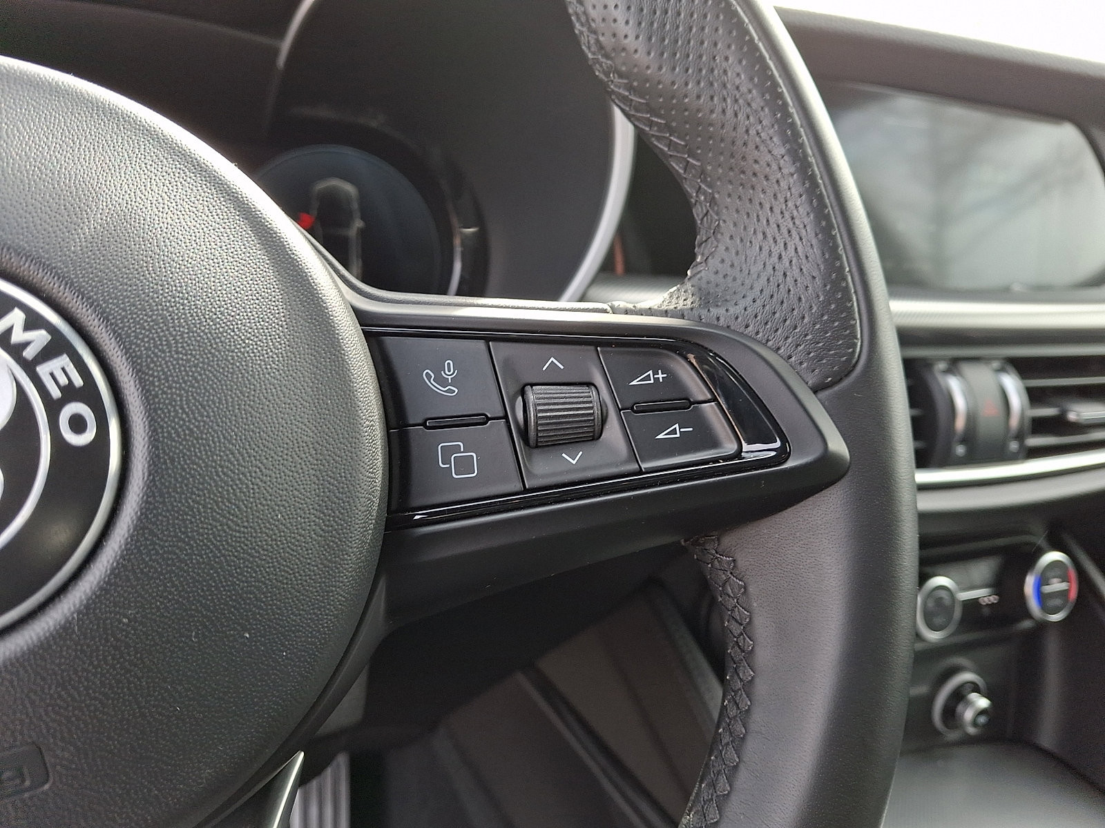 Used 2024 Alfa Romeo Stelvio Ti image 23