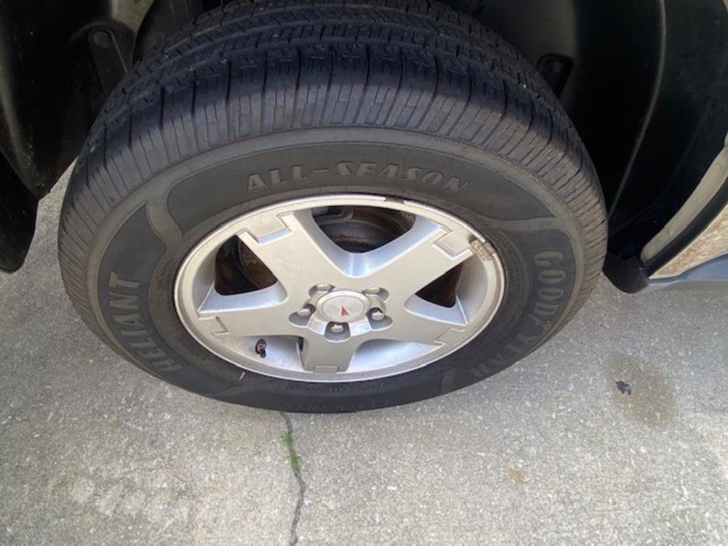 Used 2009 Pontiac Torrent 2WD image 16
