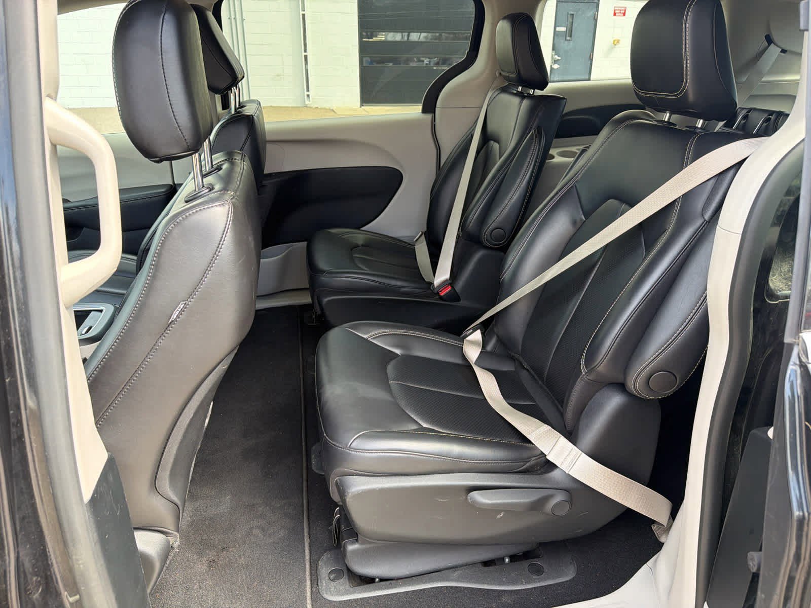 Used 2023 Chrysler Pacifica Touring-L FWD image 8