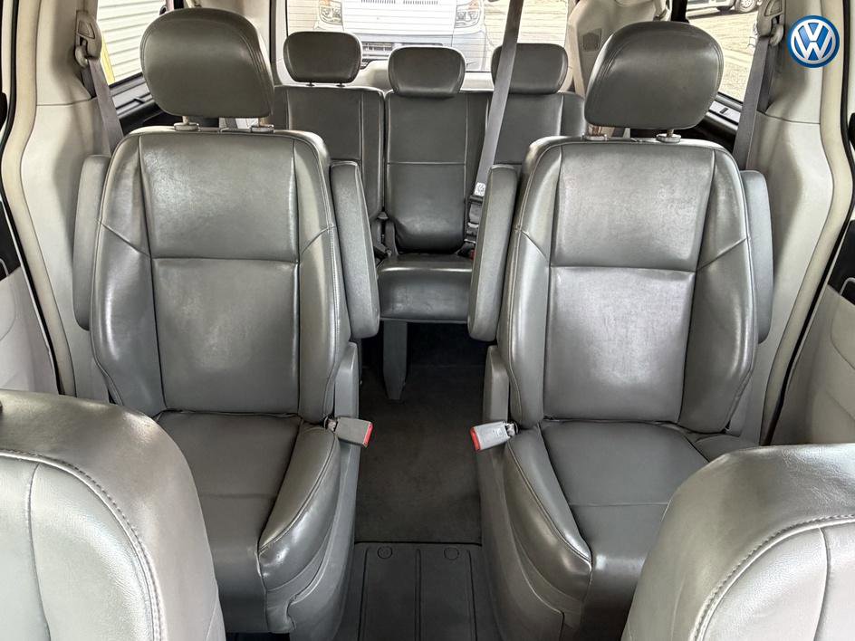 Used 2010 Volkswagen Routan SE FWD image 18