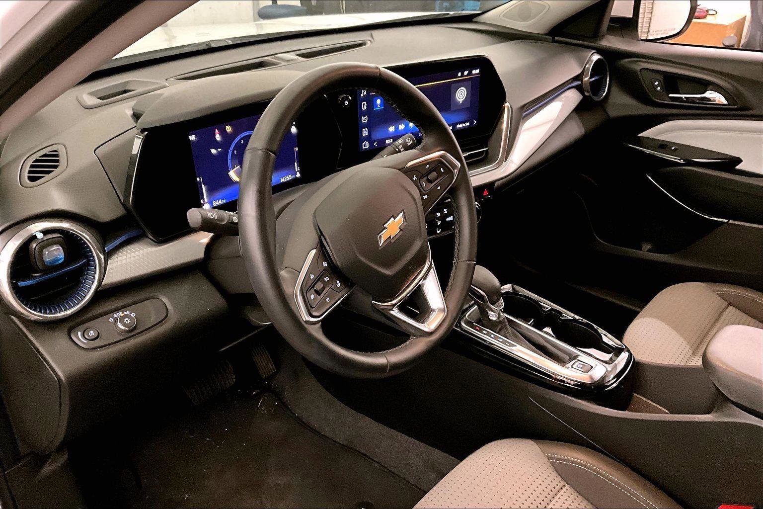 Used 2025 Chevrolet Trax LT w/ LT Convenience Package image 12