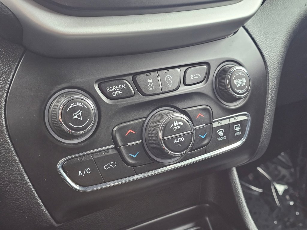 Used 2015 Jeep Cherokee Trailhawk w/ Comfort/Convenience Group AWD/4WD image 9