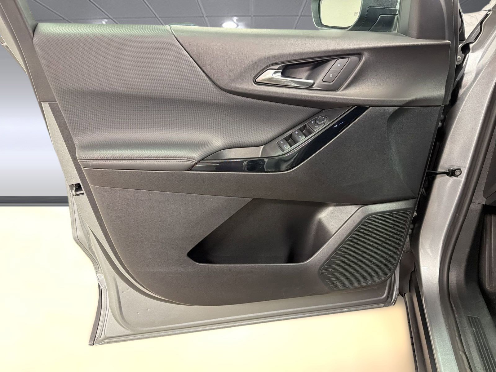 Used 2025 Chevrolet Equinox LT FWD image 12