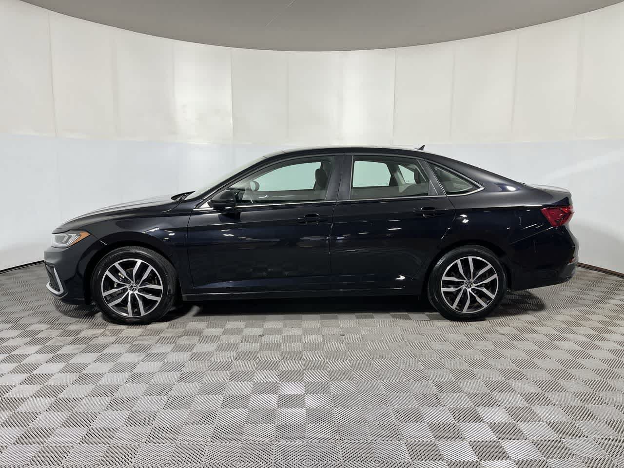 Used 2025 Volkswagen Jetta SE FWD image 5