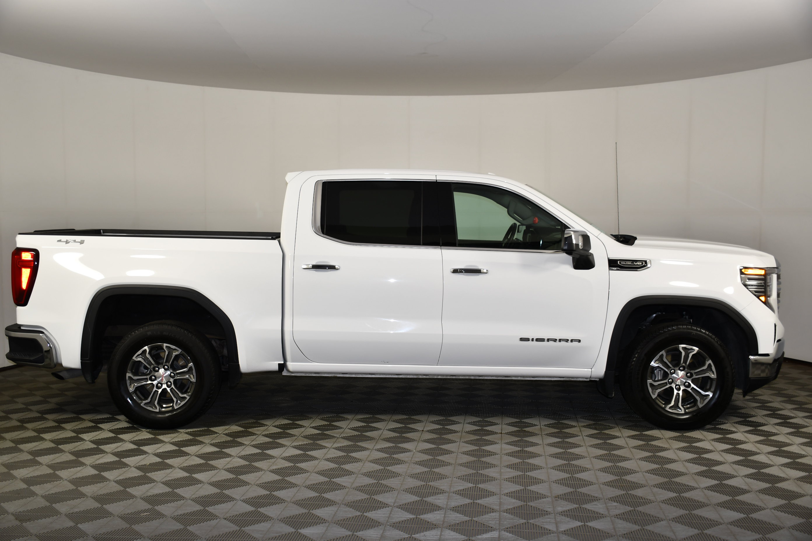 Used 2026 GMC Sierra 1500 SLT AWD/4WD image 4
