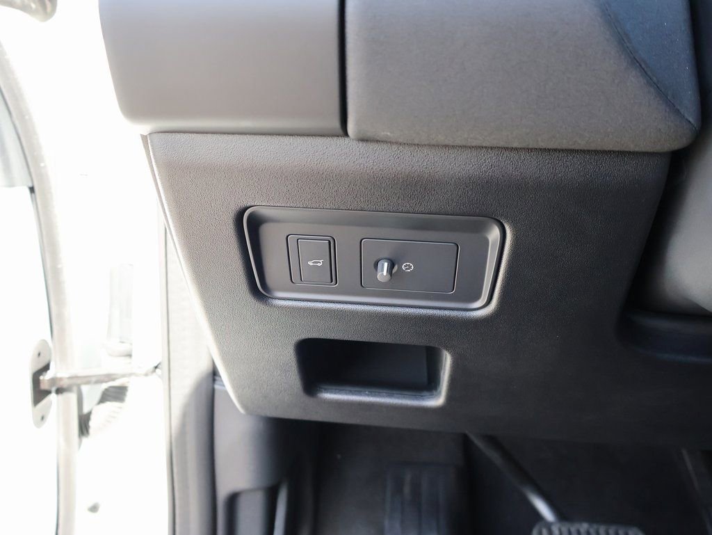 Used 2025 Land Rover Discovery S image 36