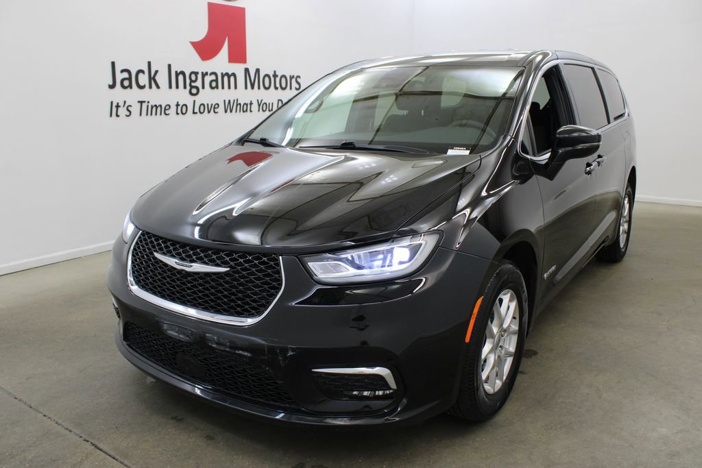 Used 2024 Chrysler Pacifica Touring image 2