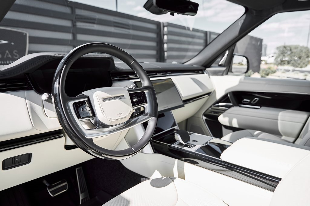 Used 2026 Land Rover Range Rover Long Wheelbase SE image 2