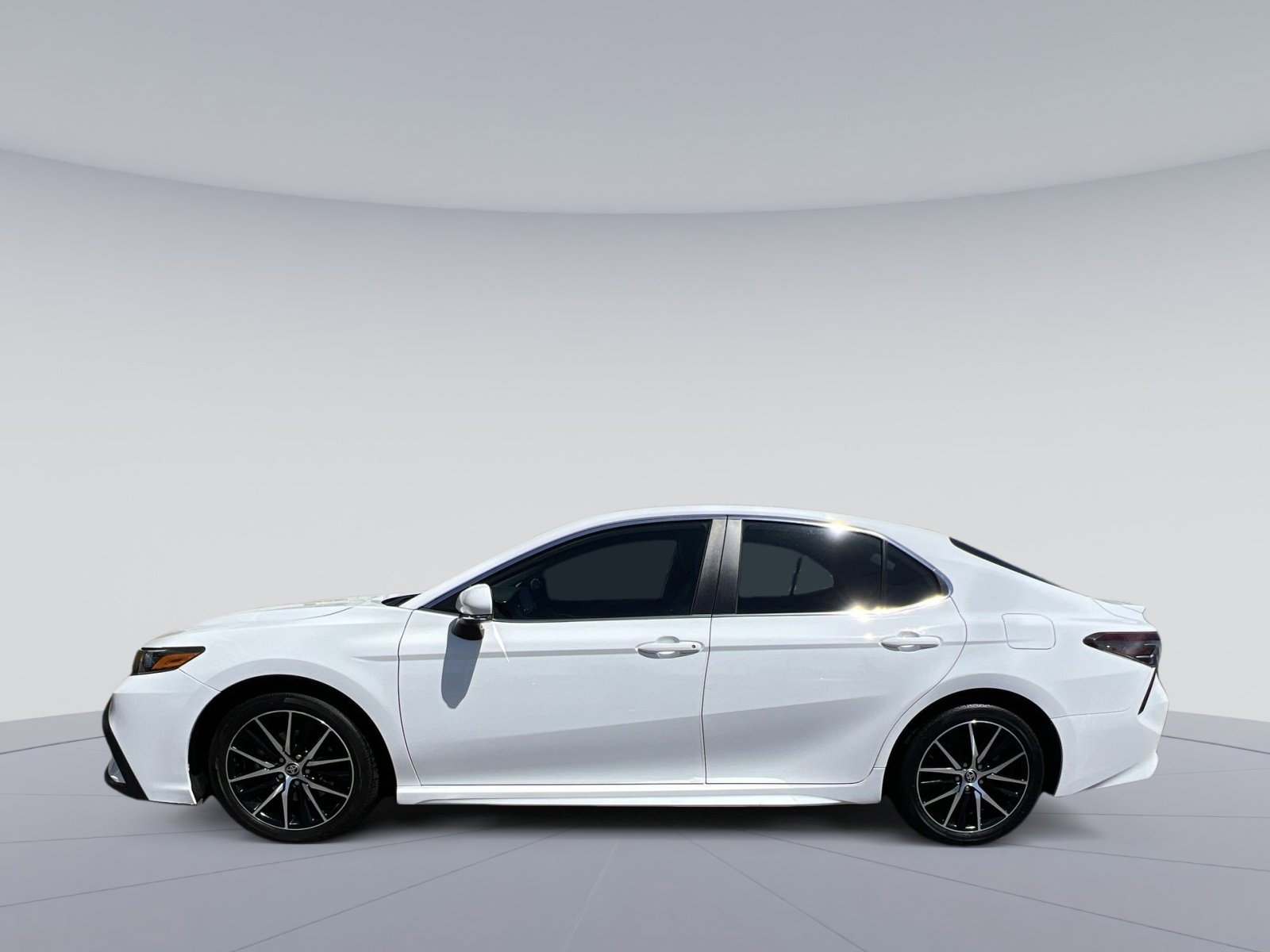Used 2023 Toyota Camry SE FWD image 2