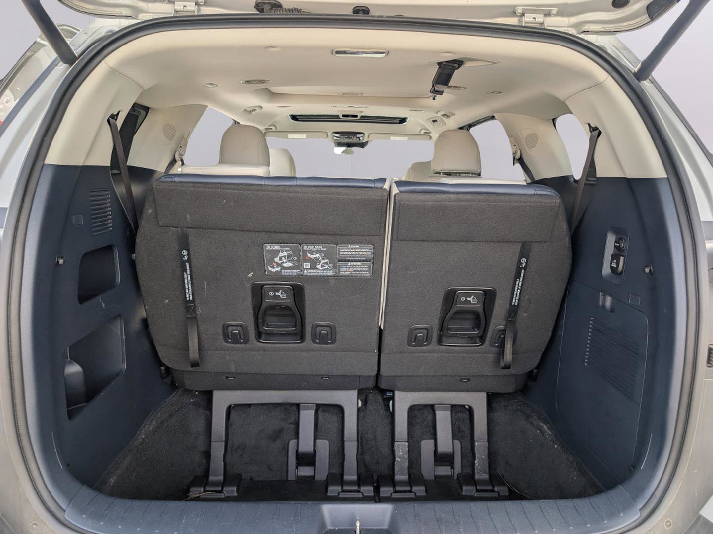 Used 2026 Kia Carnival SX w/ SX Dark Edition Package image 35