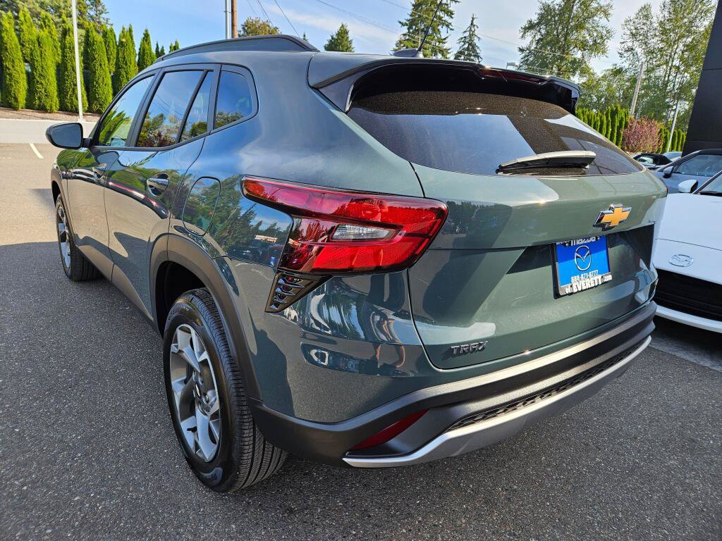 Used 2025 Chevrolet Trax LT FWD image 3