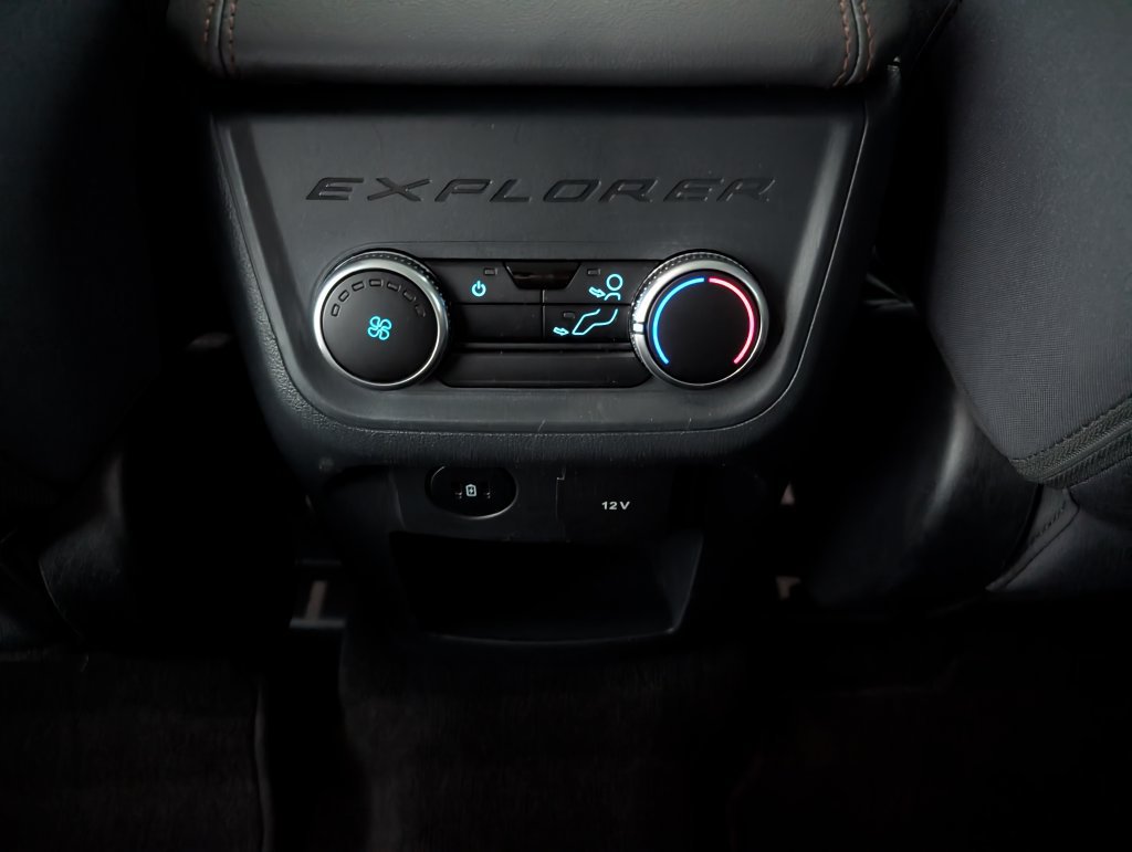 Used 2025 Ford Explorer Active AWD/4WD image 11