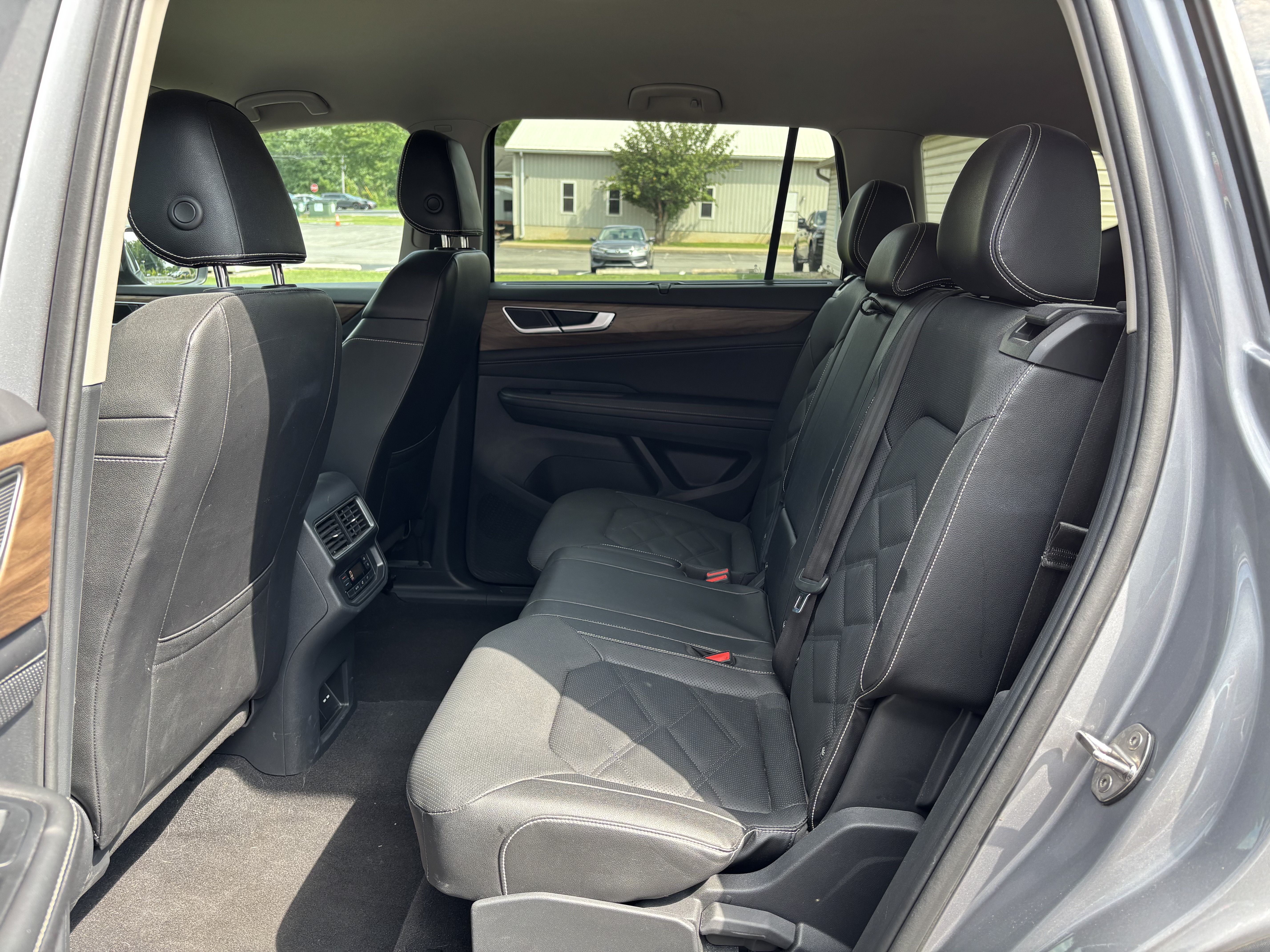 Used 2025 Volkswagen Atlas SE AWD/4WD image 14