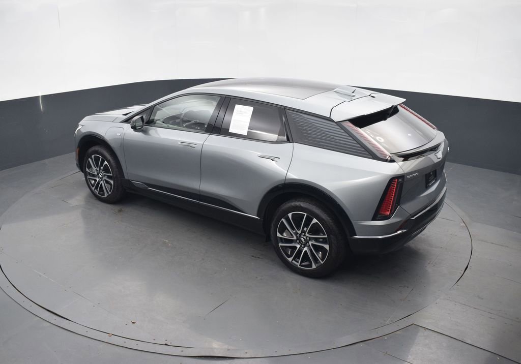 Certified 2025 Cadillac Optiq Sport 2 w/ LPO, Floor Liner Package AWD/4WD image 43