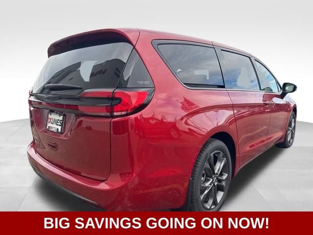 New 2026 Chrysler Pacifica Select w/ S Appearance Package image 11