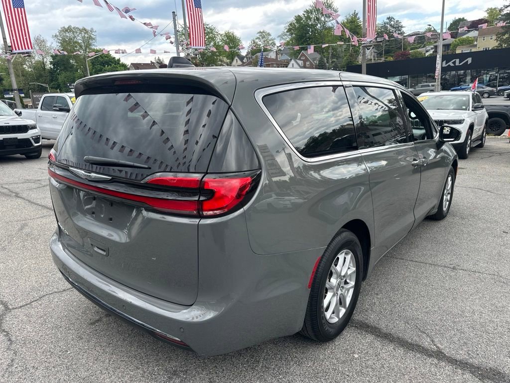 Used 2023 Chrysler Pacifica Touring FWD image 6