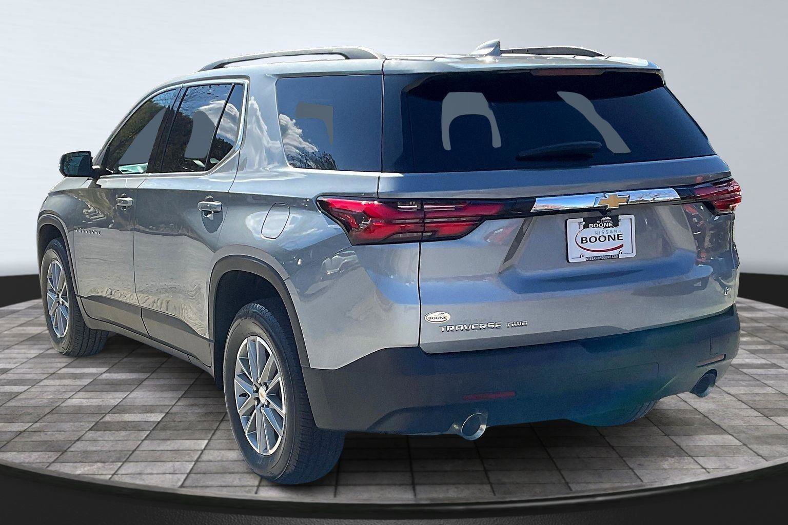 Used 2023 Chevrolet Traverse LT image 2