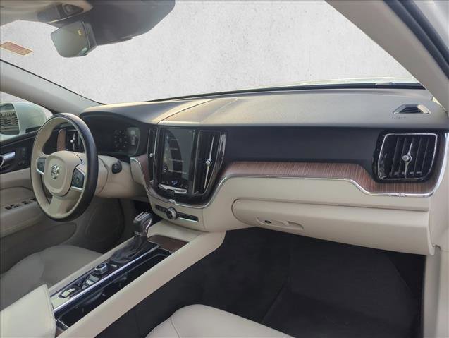 Used 2021 Volvo XC60 T5 Momentum w/ Premium Package FWD image 24