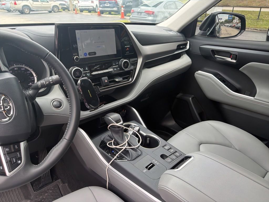 Used 2025 Toyota Highlander XLE FWD image 12