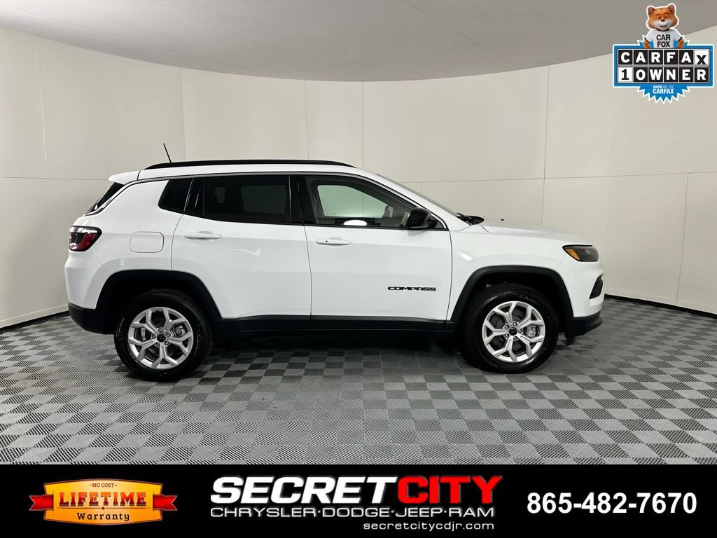 Used 2025 Jeep Compass Latitude w/ Sun & Sound Group AWD/4WD image 8