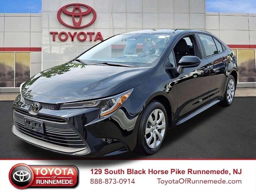Certified 2025 Toyota Corolla LE FWD image 3