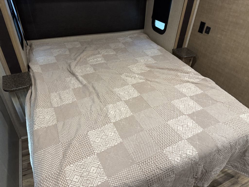 Used 2017 Ford E-450 and Econoline 450 Super Duty w/ Motorhome Prep Package image 74