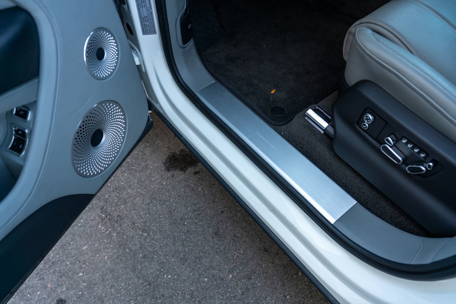 Used 2025 Bentley Bentayga image 20