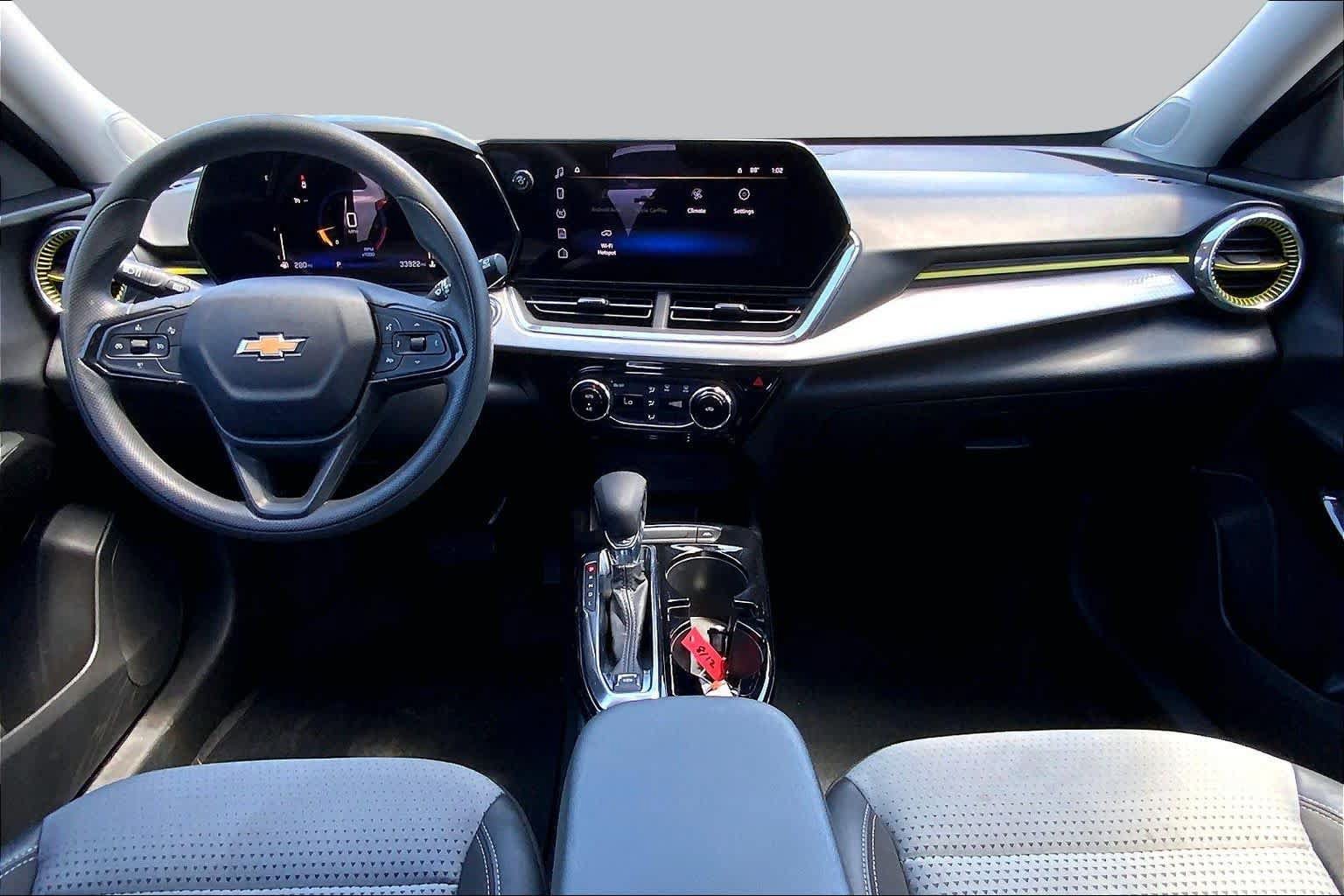 Used 2025 Chevrolet Trax LT FWD image 15