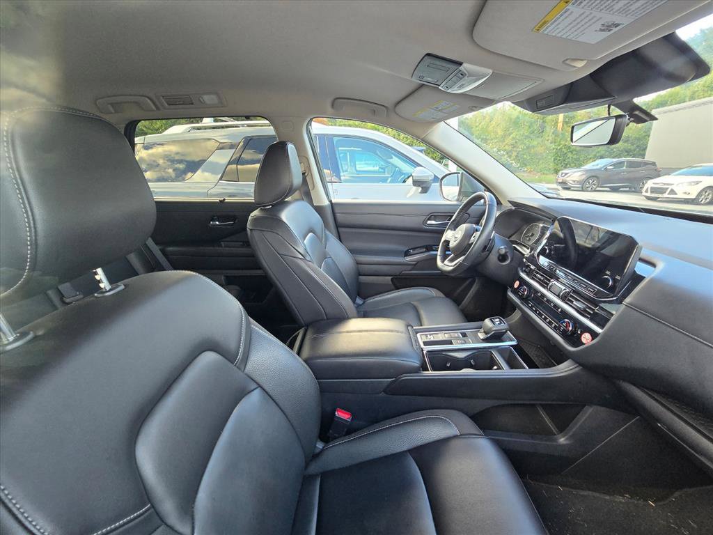 Used 2025 Nissan Pathfinder SL FWD image 9